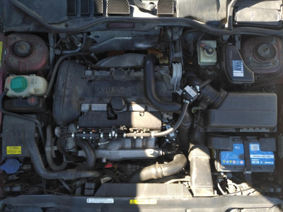 V70 XC Engine Bay.jpg